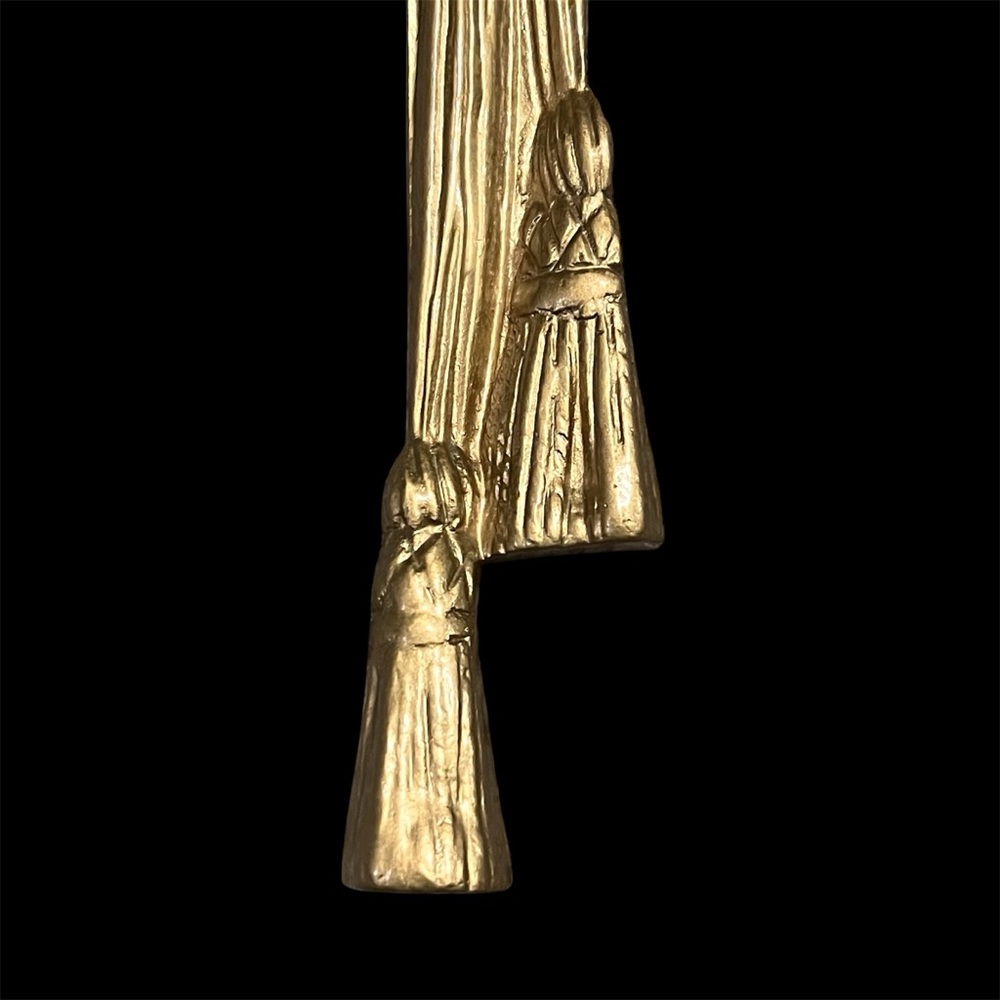 Vintage Heavy Brass wall candle sconce tassel, medallion sculpture - Picture 5 of 10